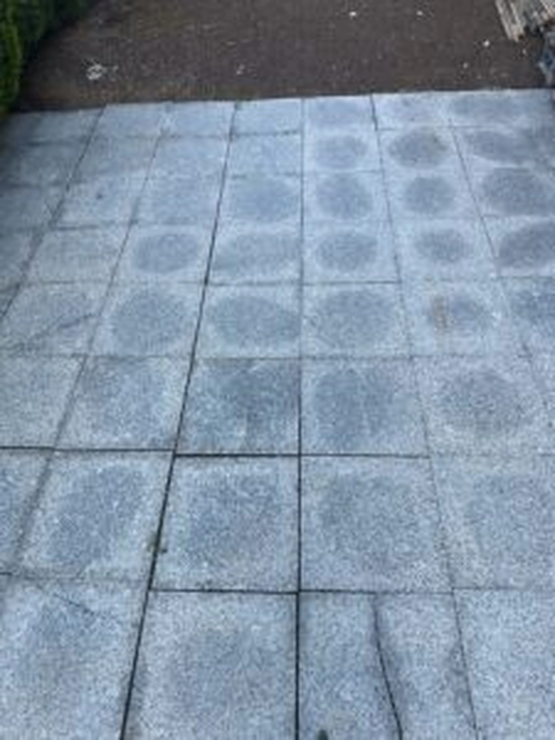 DG Hofservice - Hof und Pflasterreinigung - gefliester Boden vor der Reinigung
