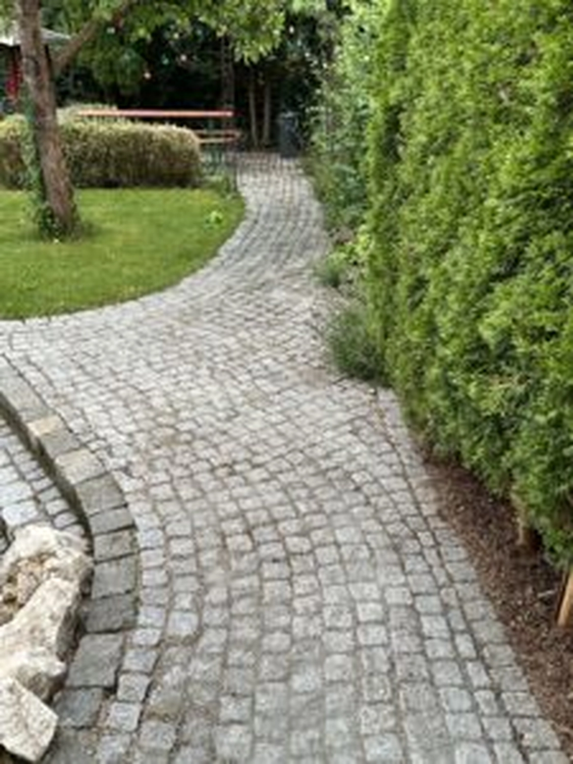 DG Hofservice - Hof und Pflasterreinigung - gepflasterter Gartenweg nach der Reinigung