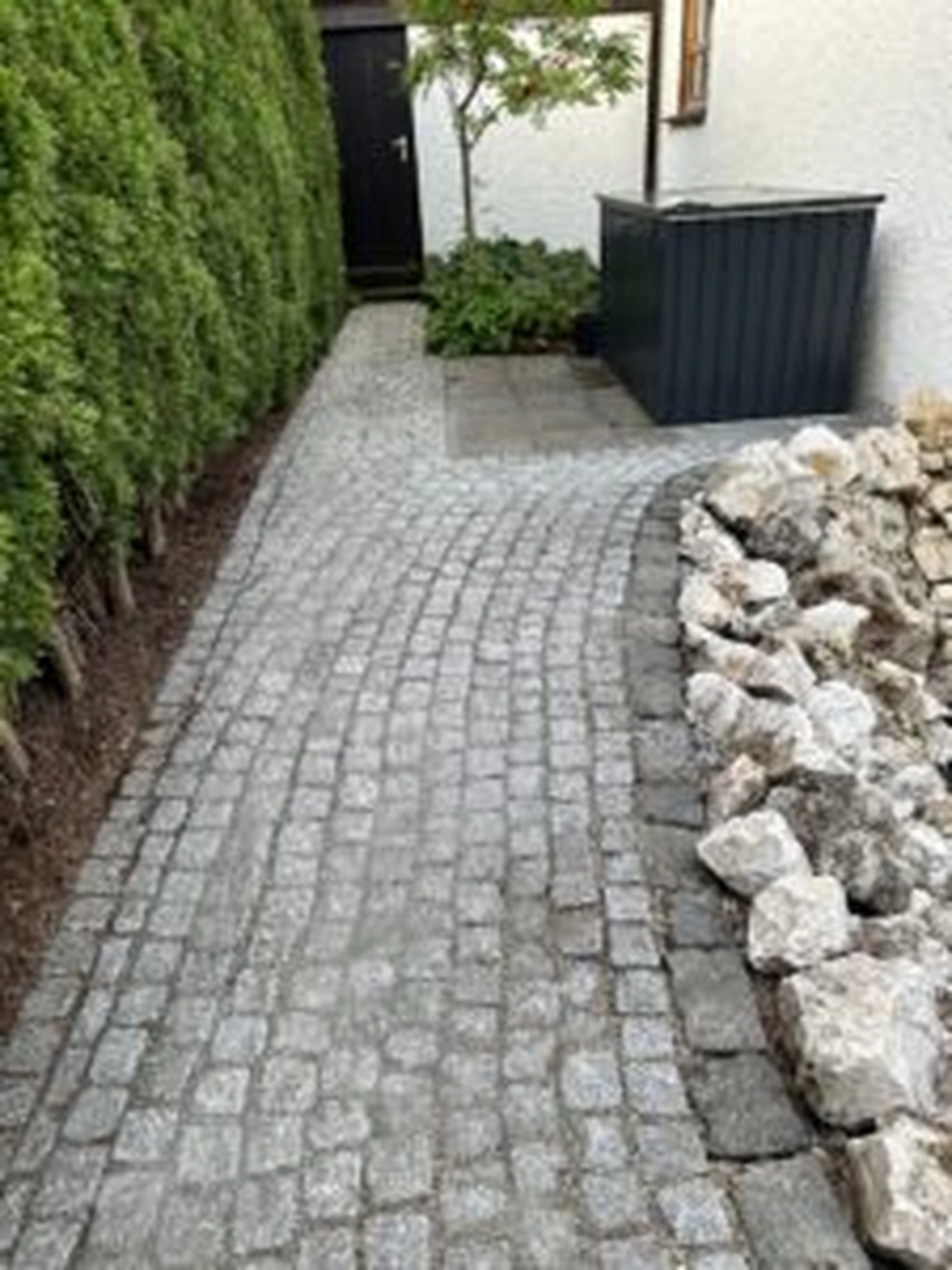 DG Hofservice - Hof und Pflasterreinigung - gepflasterter Gartenweg nach der Reinigung