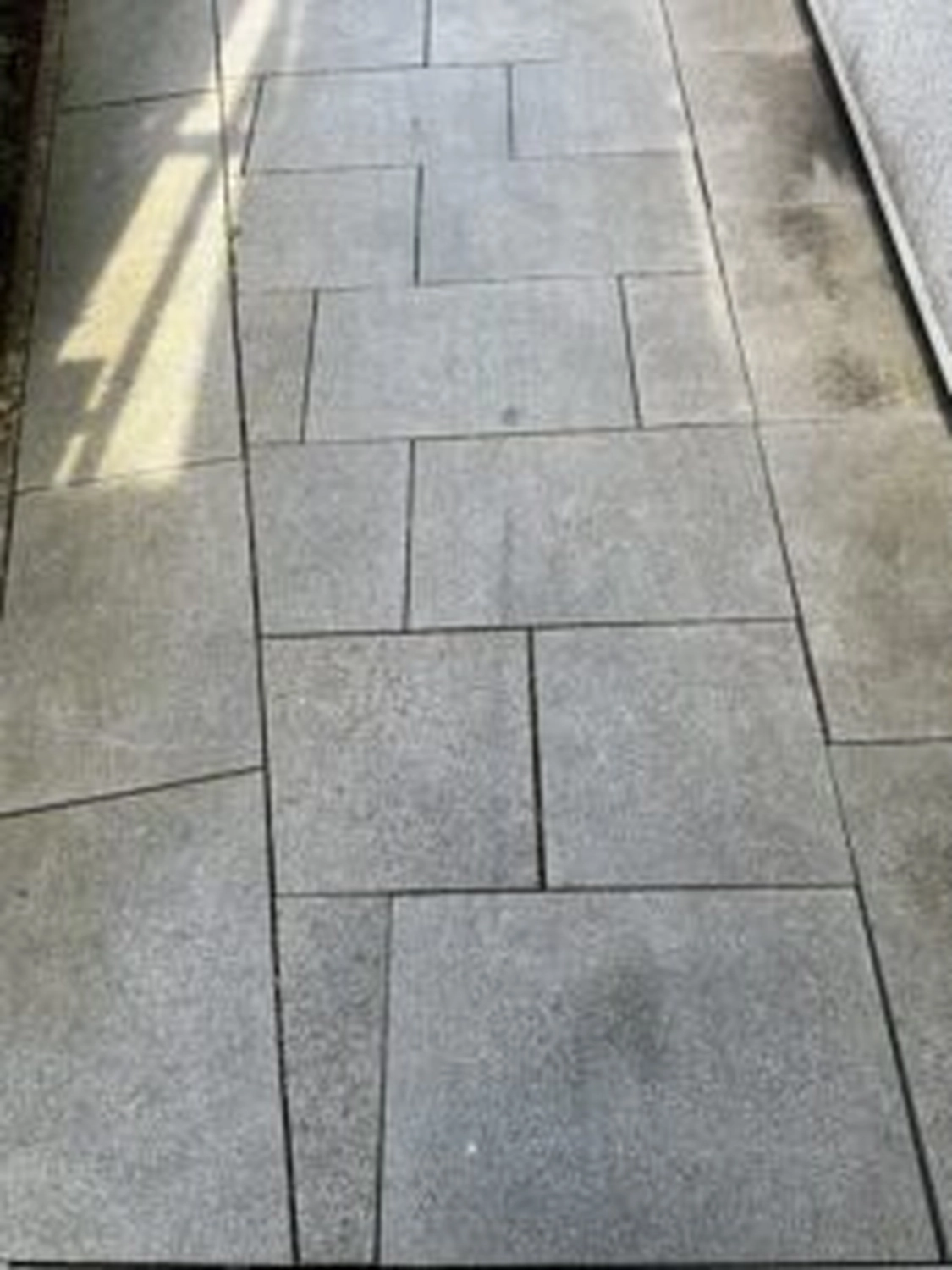 DG Hofservice - Hof und Pflasterreinigung - gefliester Boden nach der Reinigung
