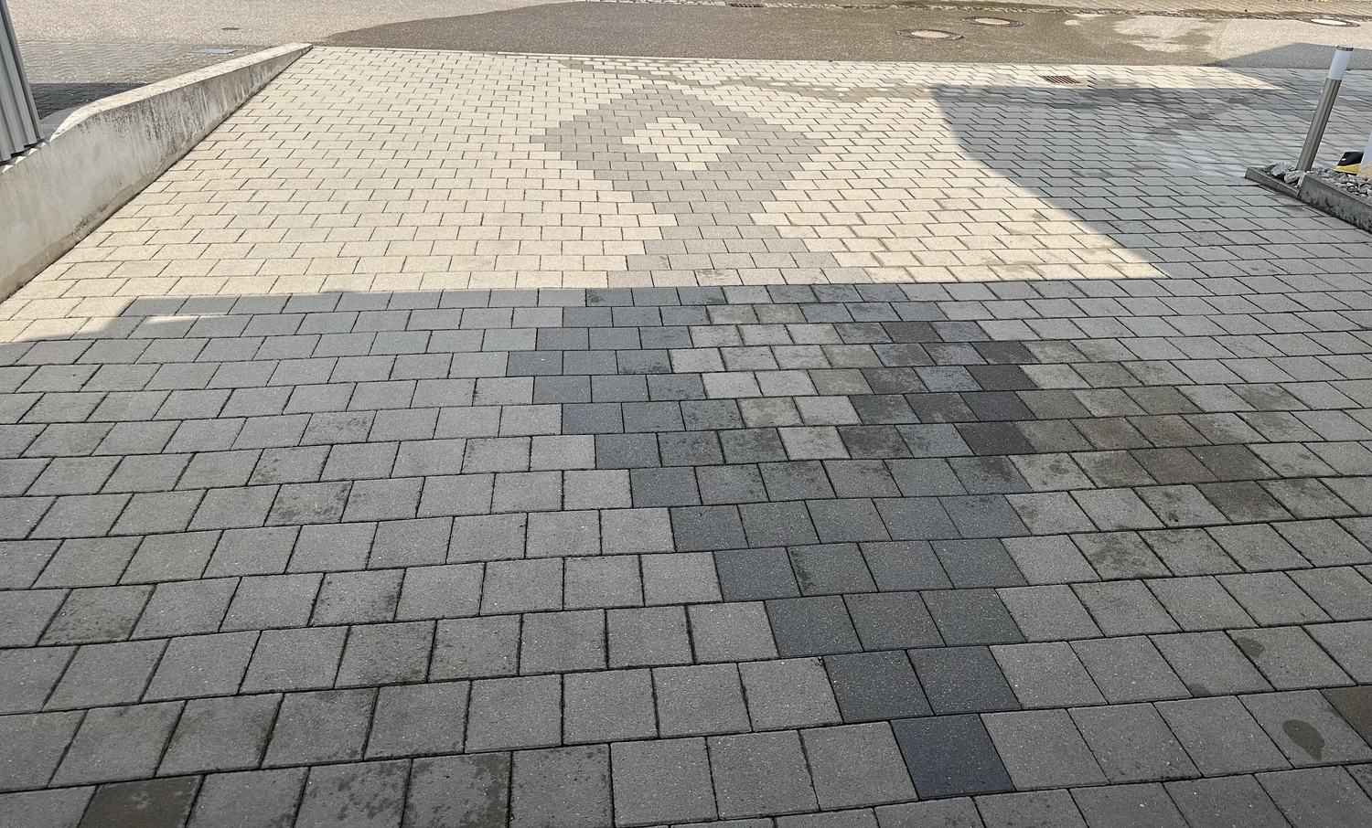 DG Hofservice - Hof und Pflasterreinigung - gepflasterter Boden vor der Reinigung