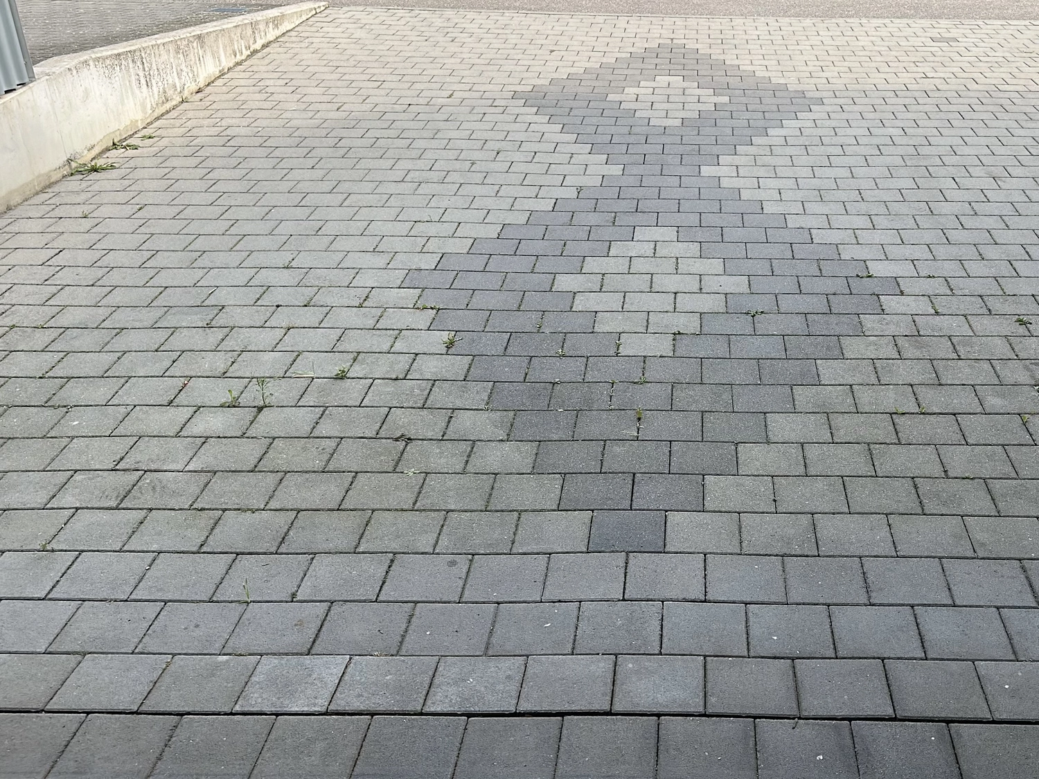 DG Hofservice - Hof und Pflasterreinigung - gepflasterter Boden nach der Reinigung